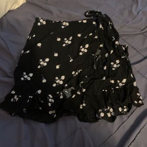 Daisy wrap skirt NWOT
